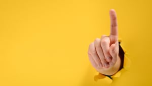 Main pointant vers le haut