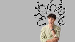 Portrait d'un jeune homme pensif sur fond gris