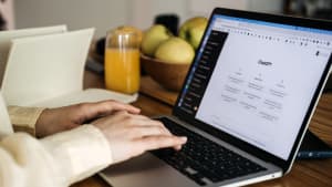 Personne utilisant un ordinateur portable avec cran ChatGPT ouvert.