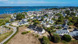 Vue arienne du village ctier de Locmariaquer prs de Carnac en Bretagne, France.
