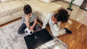 Des enfants devant une tlvision casse, avec un ballon.