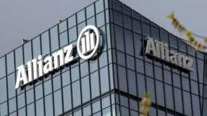 Enseigne ou logo de la soci�t� Allianz Banque sur le b�timent de bureau.