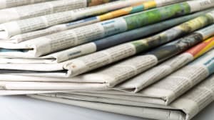 Pile de journaux varis empils sur une surface.