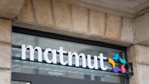 Logo de la marque Matmut, cha�ne et enseigne textuelle sur le mur frontal de la fa�ade du bureau, du magasin, de l'immeuble de l'agence
