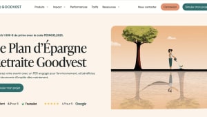 Femme arrosant un arbre reflt dans l'eau, ciel orang.