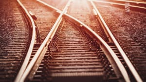 Vue du passage à niveau au coucher du soleil en été.