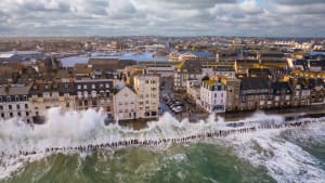 Vagues submerives lors d'une grande mar�e � Saint Malo en Bretagne.