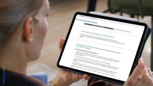 Femme consultant une page de d�claration de don sur tablette.