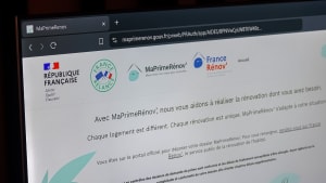 Écran d'ordinateur affichant le site web MaPrimeRénov du gouvernement français.