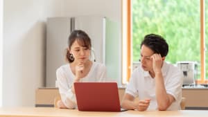 Une p�nalit� financi�re peut-elle �tre prononc�e envers les deux personnes d'un couple ?