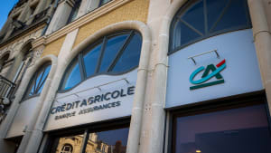 fa�ade d'une agence de banque Cr�dit Agricole du nord est dans le centre-ville de Saint-Quentin