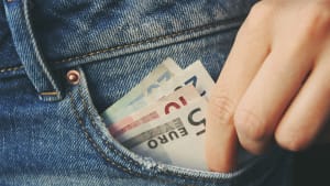 Des billets dans la poche de jeans en gros plan