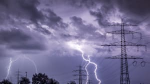 La foudre frappant les lignes �lectriques