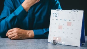 Un calendrier et une ampoule.