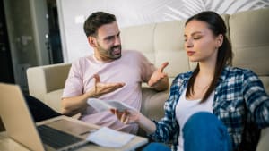 Un homme et une femme se disputant � propos de factures impay�es.