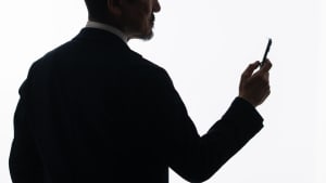 Homme d'affaires regardant son smartphone