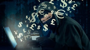Un fraudeur volant de l'argent en ligne.