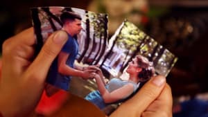 Une photo montrant un couple déchirée en deux.