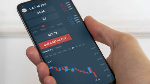 Un smartphone affichant un ETF du CAC 40.