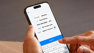 Personne effectuant un virement bancaire via une application mobile.