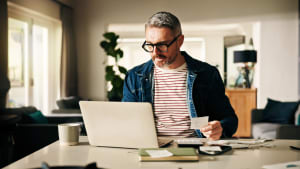 Un particulier consulte ses comptes bancaires.