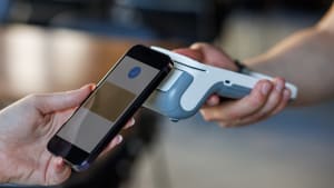 Paiement sans contact par smartphone au terminal de point de vente - portefeuille mobile à tapoter pour payer en détail