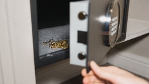 Bijoux en or stock�s � l'int�rieur d'un coffre-fort ouvert