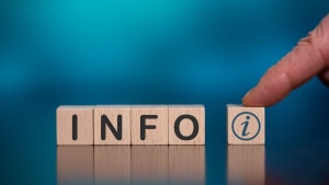 Des cubes forment le mot INFO avec un doigt.