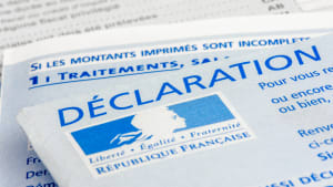 Clamart, France - 18 mars 2022: Impôts France : déclaration fiscale française préremplie que les Français  reçoivent chaque année pour déclarer leurs revenus de l'année précédente