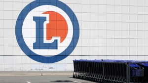 Roanne, France - 31 mai 2020 : Logo Leclerc sur un mur. Leclerc est une cha�ne d'hypermarch�s fran�aise. Leclerc compte actuellement plus de 500 sites en France et plus de 110 magasins en Europe