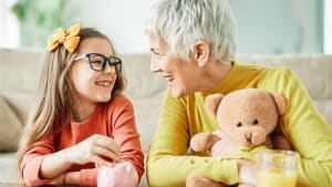 enfant �conomie d'argent grand-m�re famille pi�ce senior finance banque tirelire heureux investissement petite-fille fille financier personnes �g�es argent liquide