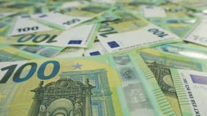 arrière-plan de billets de 100 euros étalés