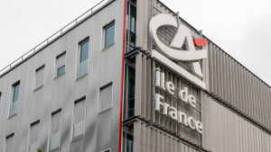 Paris, France - 30 octobre 2025 : Gros plan sur l'enseigne de la Caisse d'�pargne �le-de-France en fran�ais sur le b�timent. Paris, France.