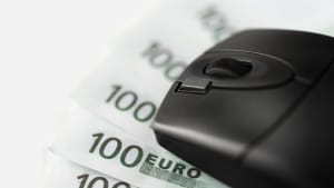 gros plan d'une souris d'ordinateur sur de l'argent en euros