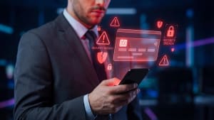 Homme en costume, alerte de sécurité, carte bancaire numérique.