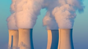 tours de refroidissement avec vapeur d'eau dans la lumière du matin, centrale nucléaire