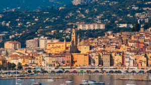 Vue panoramique de la vieille ville de Menton, France, Provence-Alpes-Côte d'Azur