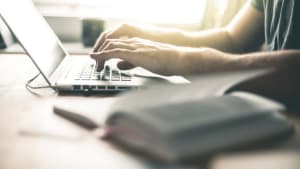 Étudiant travaillant sur l'ordinateur portable