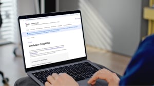 Personne utilisant le simulateur d?�ligibilit� au ch�que �nergie sur un ordinateur portable.