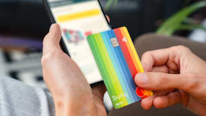 Carte bancaire color�e utilis�e pour achat en ligne sur smartphone.