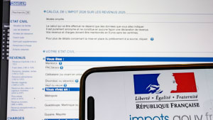 FRANCE-TAX-DECLARATION-DATES-SMARTPHONE-IMPOT
