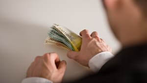 Un homme saisit des billets de banque.