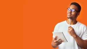 Portrait pensif d'un homme noir sur fond orange