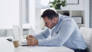 Affaires, homme et frustré avec un ordinateur portable au bureau pour l'effondrement du marché, la perte financière et la chute des actions. Rage, commerçant et en colère avec la technologie au bureau pour une erreur de trading, un mauvais investissement et un risque d'échange
