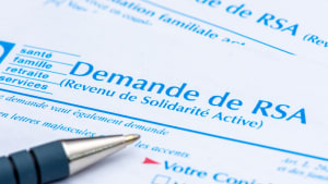 Formulaire de demande de RSA avec un stylo bleu.