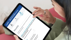 Femme utilisant un simulateur de prime d?activité sur tablette. CAF