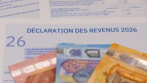 D�claration de revenus 2026 avec des billets d?euros pos�s.