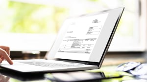 Comptable calculant une facture �lectronique ou une E-facture