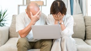 Couple de personnes �g�es choqu� en regardant leur �cran d'ordinateur