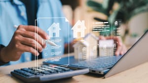 Un homme d'affaires utilisant une tablette num�rique avec des documents de propri�t� virtuels et des ic�nes de liste de contr�le. Concept de technologie immobili�re, de pr�t hypoth�caire en ligne, de contrat intelligent et d'investissement immobilier.